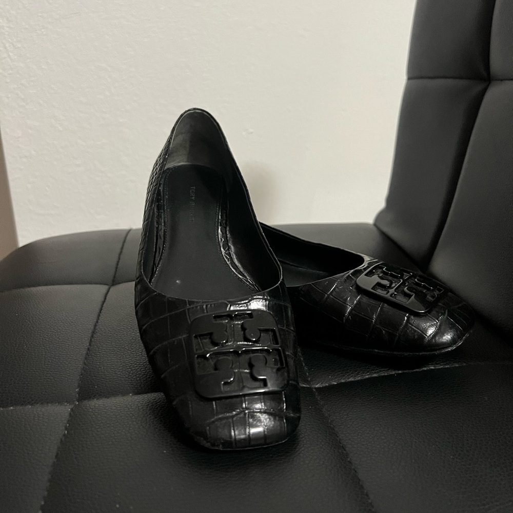 TORY BURCH Black Croc Embossed Flats